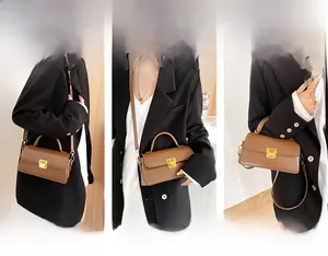 Borsa vintage marrone mostrata in tre modi: a spalla, a tracolla e portata a mano