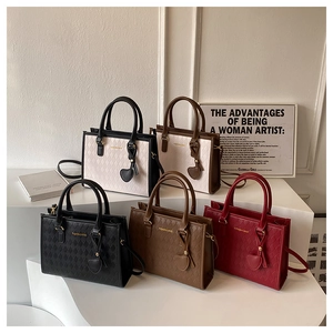 Detailed grid of quilted tote bags in five colors with heart pendants and long straps