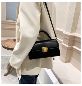 Borsa a mano nera classica con fibbia quadrata dorata e tracolla rimovibile