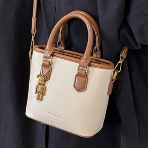 Mini sac cabas bicolore crème et marron avec pendentif ours et bandoulière