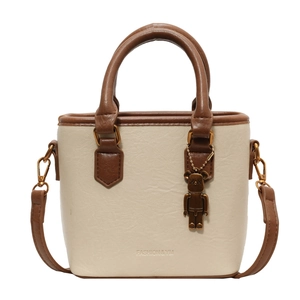 Sac seau minimaliste beige et marron avec poignée et breloque ours de style vintage