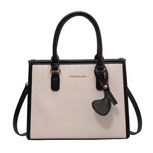 Grand sac cabas bicolore beige et noir avec motif matelassé et pendentif en cœur