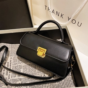 Borsa a mano vintage in pelle nera con chiusura dorata e tracolla regolabile