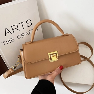 Borsa a tracolla color cammello minimalista con manico e fibbia in metallo dorato