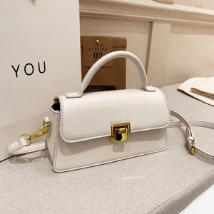 Elegante borsa a mano bianco sporco in pelle con manico e chiusura in metallo dorato