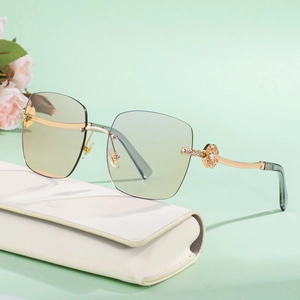 Frameless oversized sunglasses with gradient lenses and diamond clover metal temples
