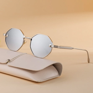 Polygonal silver metal sunglasses with silver mirror lenses and beige leather pouch