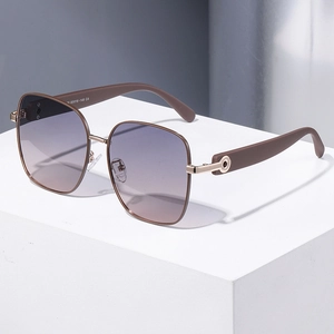 Lunettes de soleil polarisées carrées pour femmes avec monture dorée et verres dégradés chic