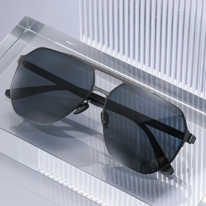 Classic square polarized pilot sunglasses for men with dark gray metal frames