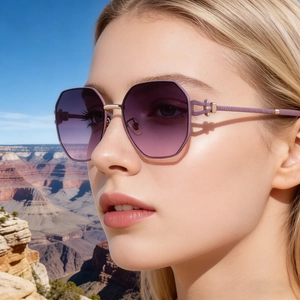 Nahaufnahme der Oversize-Sonnenbrille mit lila Verlaufsgläsern an einem weiblichen Model