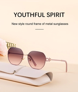 Detailansicht der Damen-Sonnenbrille mit Roségold-Bügeln und einem weißen Lederetui