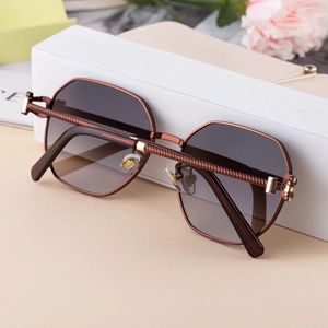 Nahaufnahme der geometrischen Bronze-Sonnenbrille mit edlen goldenen Bügel-Verzierungen