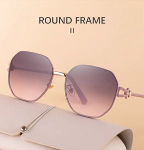 Details einer Oversize-Sonnenbrille mit Verlaufsgläsern auf einem Lederetui