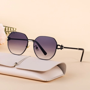Polygonale Sonnenbrille mit lila Verlaufsgläsern und hohlen Metallbügeln auf beigem Etui