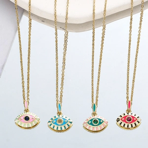 Collier avec pendentif œil maléfique plaqué or, émail coloré et accents en cristal