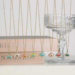 Collection détaillée de pendentifs mauvais œil colorés en émail avec placage d'or et zircons