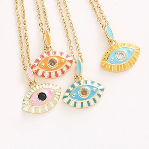Détails de pendentifs œil maléfique en émail coloré sur colliers plaqués or