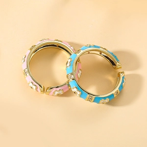 Anelli aperti con fiori smaltati rosa e blu e zirconi brillanti, design regolabile