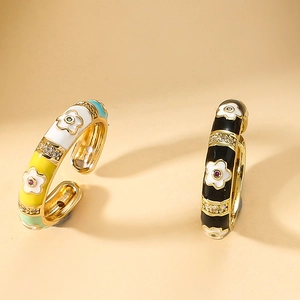 Anello aperto in smalto floreale con petali colorati e cristalli lucidi dorati