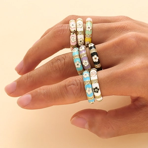 Set di 8 anelli floreali in smalto colorato in acciaio inossidabile dorato con zirconi