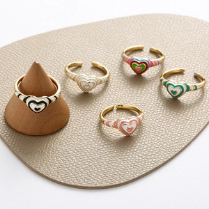 Bagues cœur en émail coloré en cinq teintes vives fabriquées en acier plaqué or