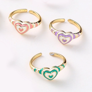 Lot de trois bagues réglables en forme de cœur émaillé en rose, violet et vert