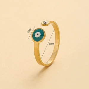 Vue macro détaillée de la bague œil en or montrant le décor 0,5cm et le diamètre