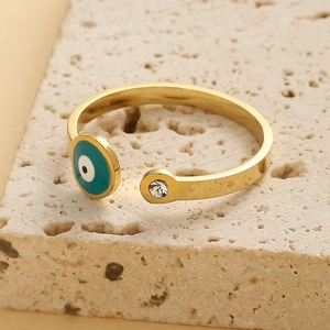 Bague dorée minimaliste avec œil maléfique en émail bleu et zircon sur socle en pierre