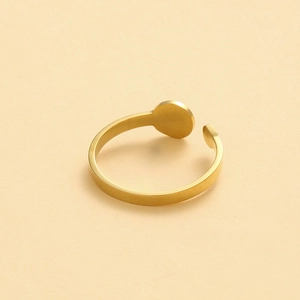 Bague ouverte minimaliste en acier inoxydable plaqué or avec disque rond lisse