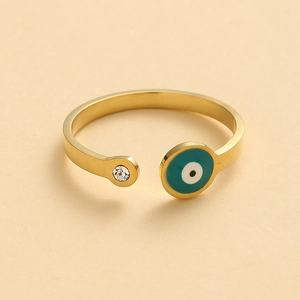 Détail de bague dorée œil protecteur avec émail bleu et un petit cristal scintillant