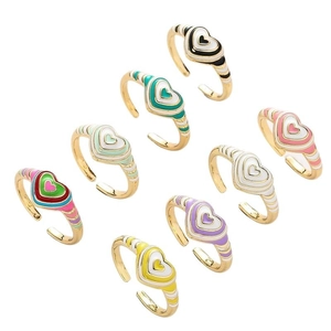 Lot de bagues cœur ajustables plaquées or avec émail coloré sur un fond blanc neutre
