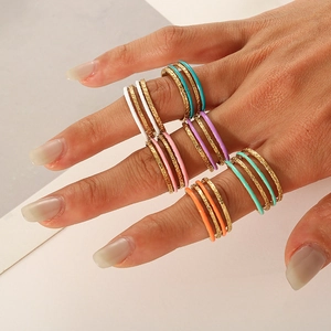 Lot de 6 bagues empilables plaquées or avec bandes en émail coloré et texture martelée