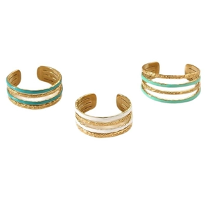 Lot de trois bagues en acier doré et émail coloré bleu, blanc et vert menthe pour femme