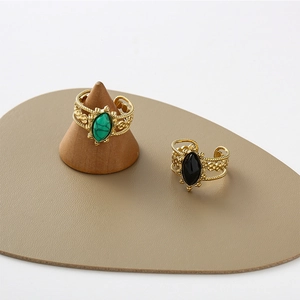 Détails de bagues dorées vintage avec pierres marquises en turquoise et onyx élégantes