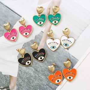 Lot de boucles d'oreilles cœur œil protecteur en cinq couleurs d'émail vibrantes