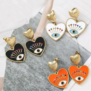 Trois paires de boucles d'oreilles cœur mauvais œil en couleurs blanc, noir et orange