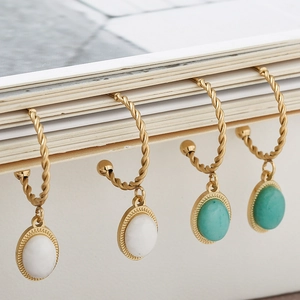 Boucles d'oreilles créoles en acier titane avec marbre blanc et pierres turquoise