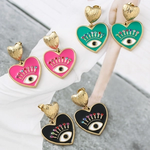 Trois paires de boucles d'oreilles cœur œil maléfique en émail rose, vert et noir élégant