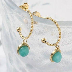 Créoles dorées torsadées avec pendentifs ronds en pierre turquoise de style vintage