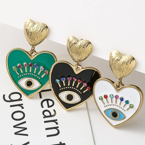 Boucles d'oreilles cœur en acier avec œil protecteur en émail vert, noir et blanc cassé