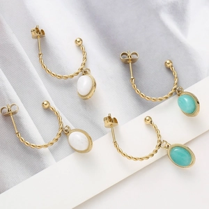Détails de boucles d'oreilles torsadées dorées avec pendentifs ovales blanc et turquoise