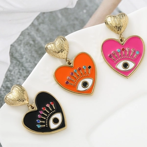 Vue détaillée des boucles d'oreilles cœur mauvais œil en émail noir, orange et rose
