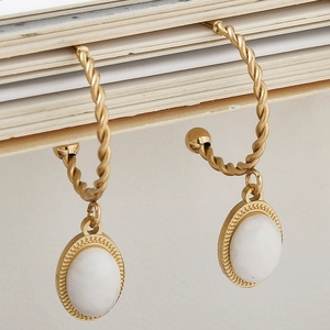 Boucles d'oreilles créoles torsadées dorées avec pendentif en pierre blanche naturelle