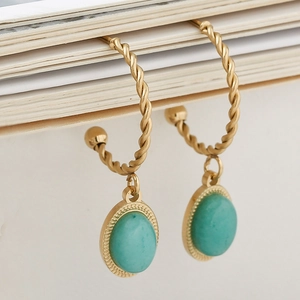 Boucles d'oreilles créoles torsadées dorées avec pendentifs ovales en pierre verte