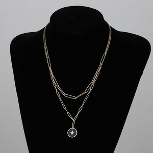 Collar de doble capa dorado con cadena de clip y colgante de estrella negra