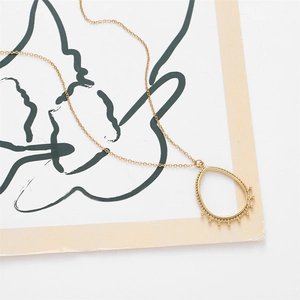 Böhmische goldene Edelstahlkette mit tropfenförmigem Anhänger und feinen Perlendetails
