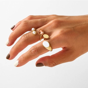Elegant gold-plated ring set featuring white shell oval, pearls and champagne crystal