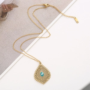 Détail du collier mauvais œil doré avec pendentif goutte filigrané et chaîne ajustable
