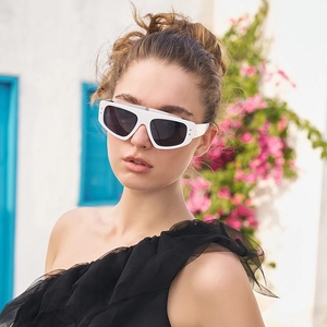 Lunettes de soleil sport œil de chat monture blanche et verres polarisés gris foncé