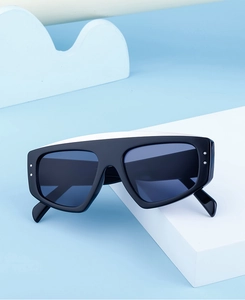 Lunettes de soleil œil-de-chat noires à dessus plat avec détails blancs et rivets